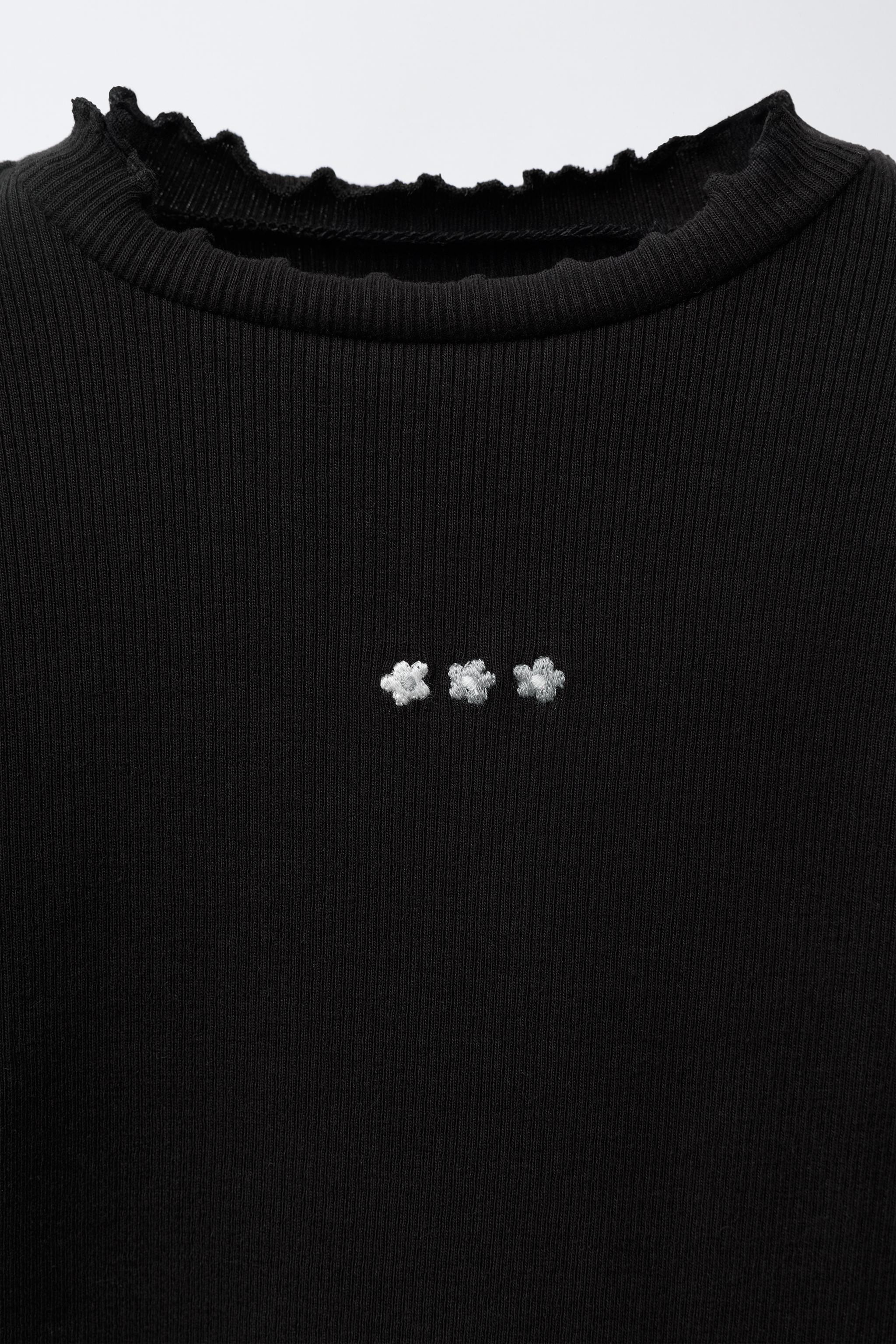 RIBBED TOP WITH EMBROIDERED DETAIL